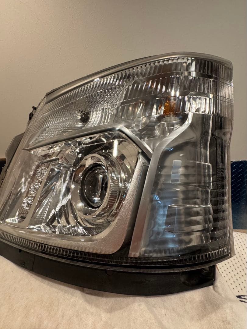 日野デュトロワイドキャブ　純正品　現行ヘッドライト