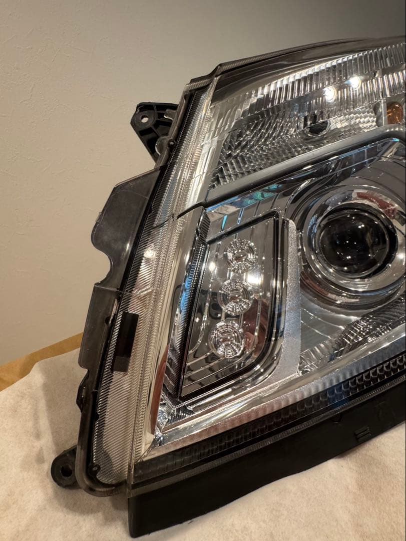 日野デュトロワイドキャブ　純正品　現行ヘッドライト