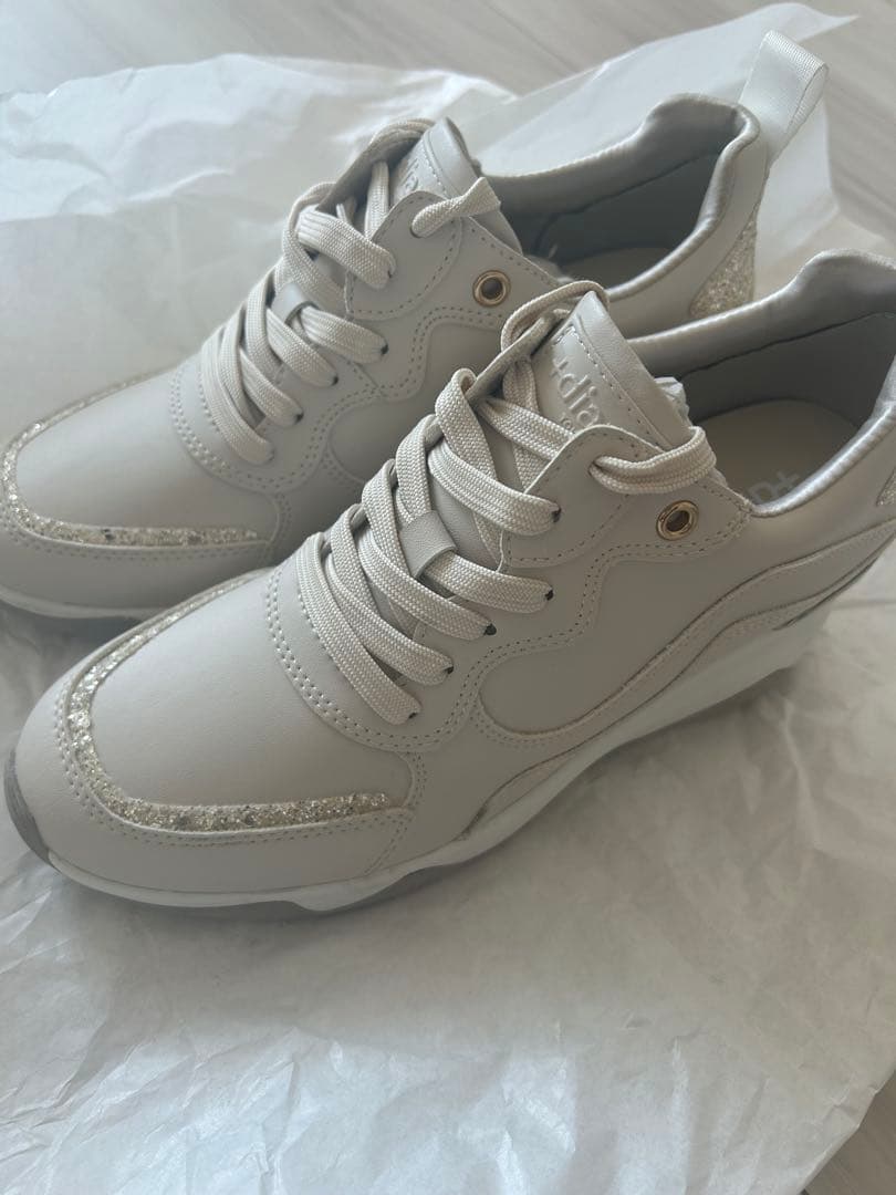 ト*ン様 新品未使用　+diana　美脚ヒールアップスニーカー　ベージュ人工スム