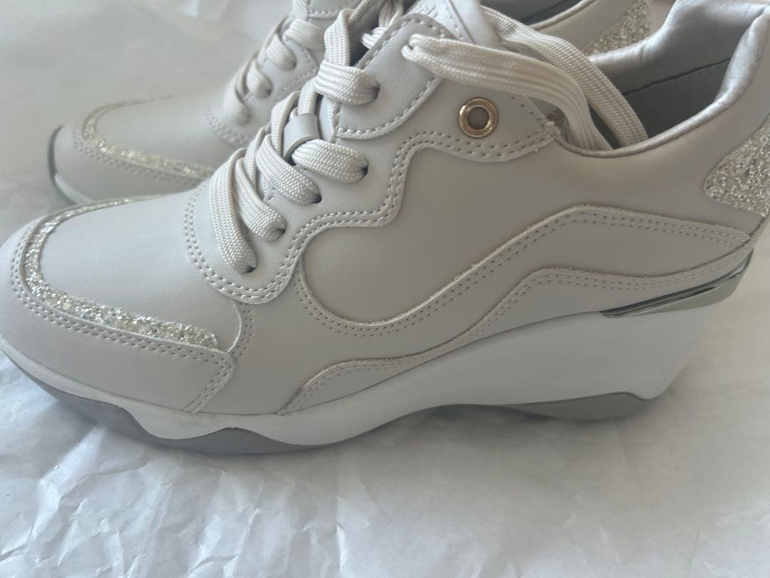 ト*ン様 新品未使用　+diana　美脚ヒールアップスニーカー　ベージュ人工スム