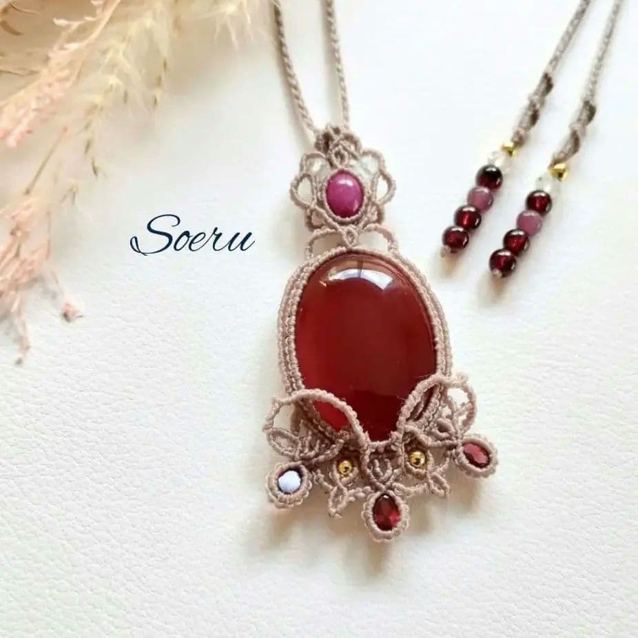 レッドアゲート＆ルビー＆ガーネットのマクラメ編みネックレス　ペンダント　天然石