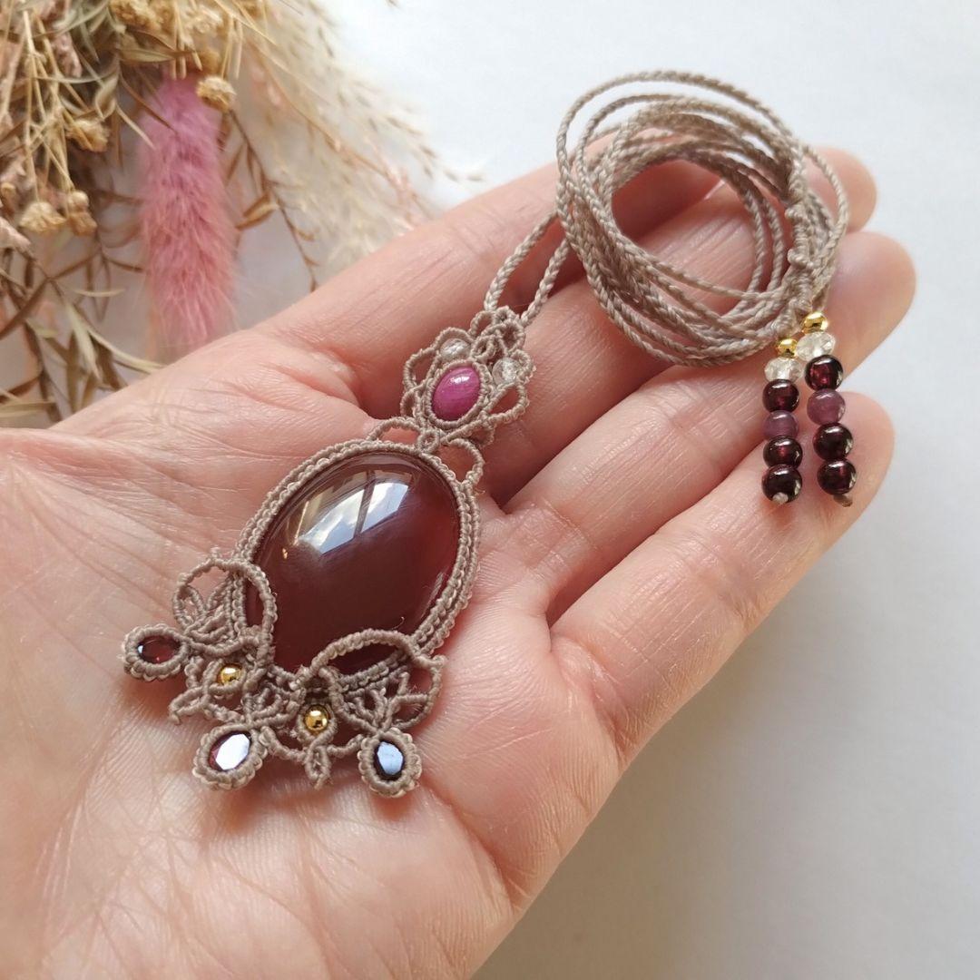レッドアゲート＆ルビー＆ガーネットのマクラメ編みネックレス　ペンダント　天然石