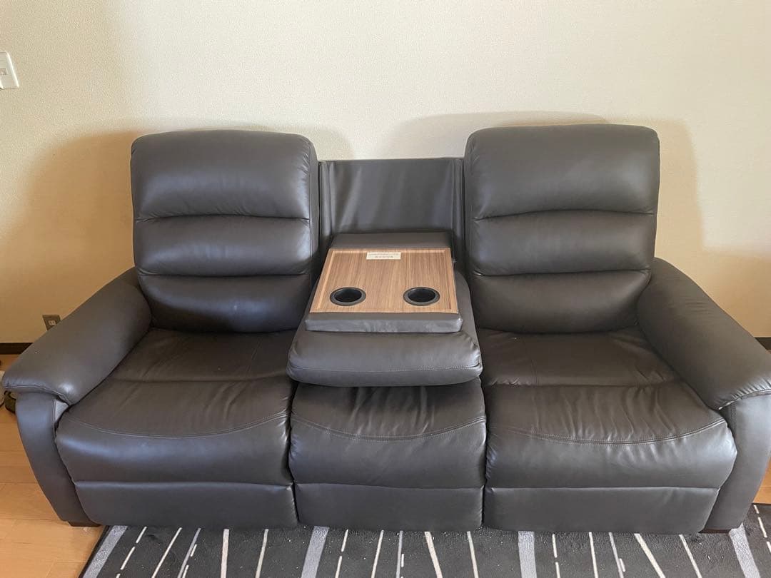 26日限定値下げ　ダークブラウン　本革　カップホルダー付きソファUSBポート付き