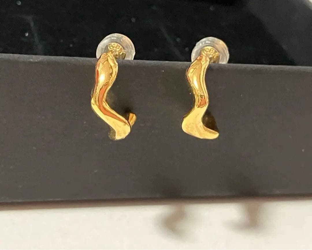 K18刻印 ウェーブフープピアス 未使用 アレルギー対応 1.37ｇ 18金