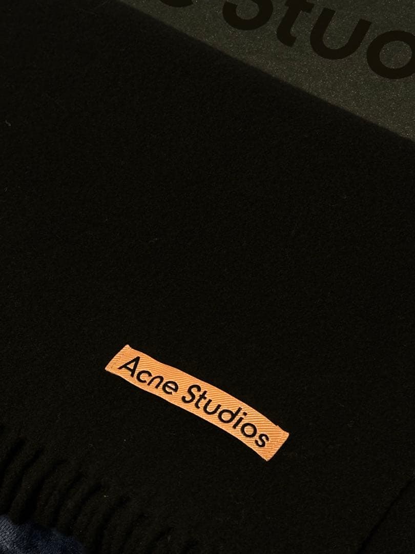 Acne Studios ブラックマフラー ウール フリンジ付き