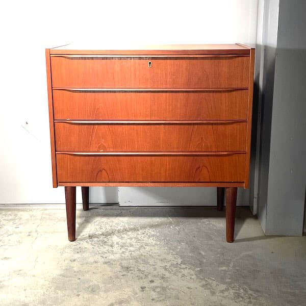 北欧ビンテージ　４段チェスト　ローチェスト　サイドボード　チーク材