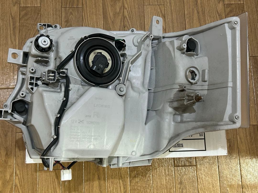 トヨタ ハイエース　純正LEDヘッドライト 85967-30070 運転席側
