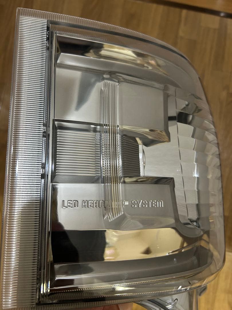 トヨタ ハイエース　純正LEDヘッドライト 85967-30070 運転席側