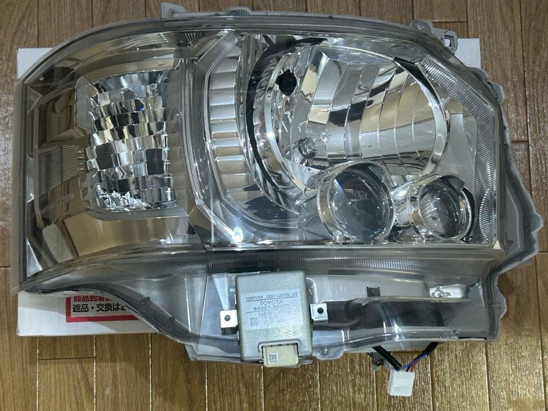 トヨタ ハイエース　純正LEDヘッドライト 85967-30070 運転席側