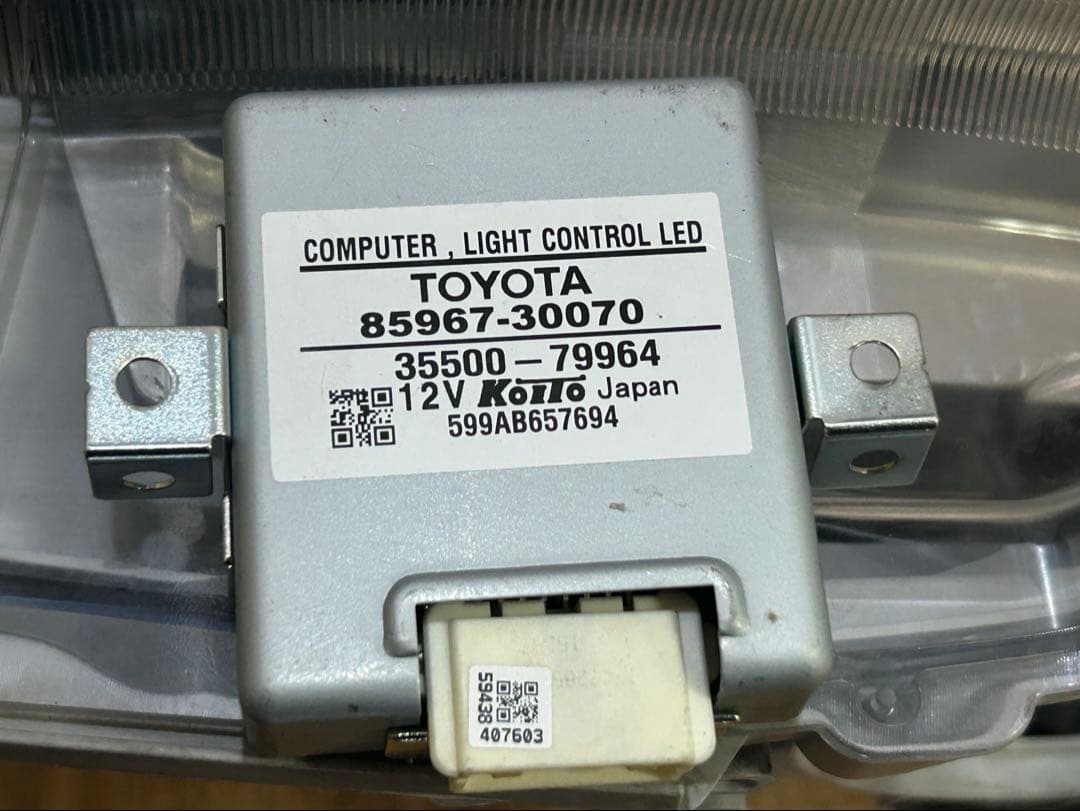 トヨタ ハイエース　純正LEDヘッドライト 85967-30070 運転席側