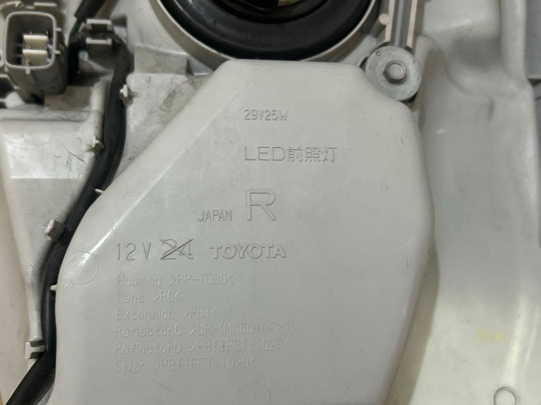 トヨタ ハイエース　純正LEDヘッドライト 85967-30070 運転席側