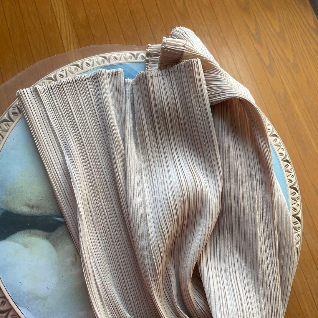 プリーツプリーズ　ベージュ プリーツ加工 スリムフィットパンツ