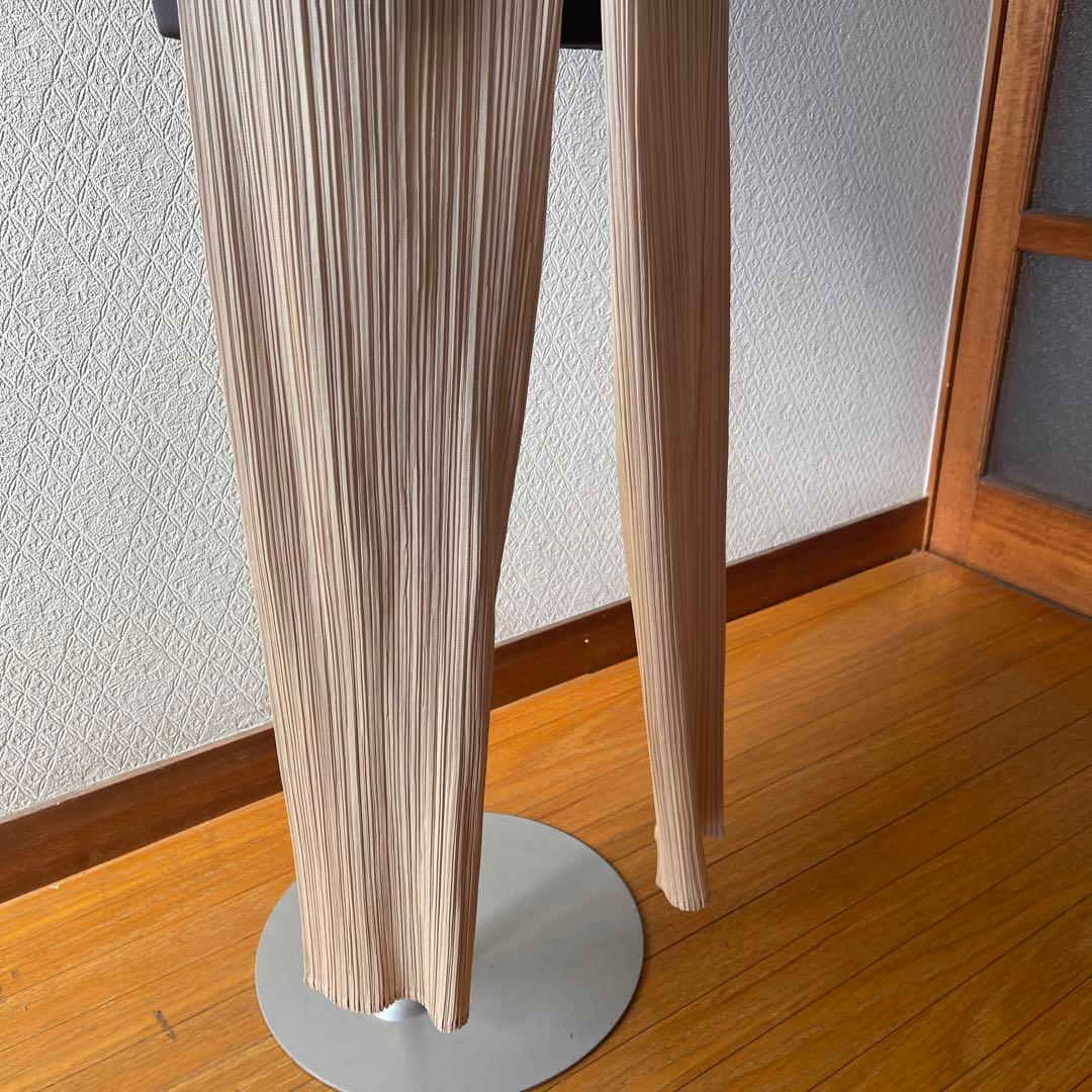 プリーツプリーズ　ベージュ プリーツ加工 スリムフィットパンツ