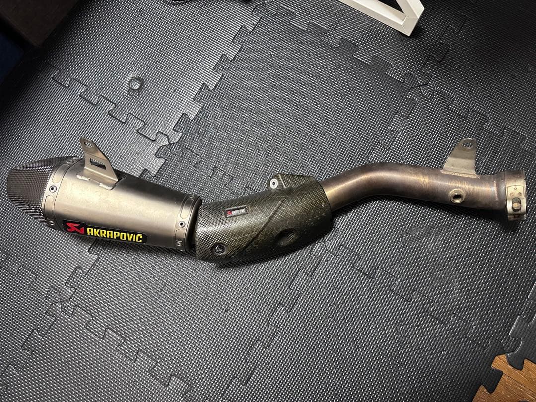 Akrapovic スリップオンマフラー カーボン