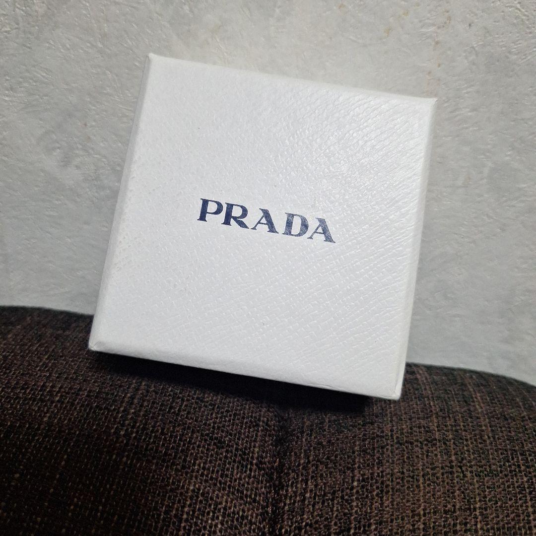 PRADA。ベアーストラップ
