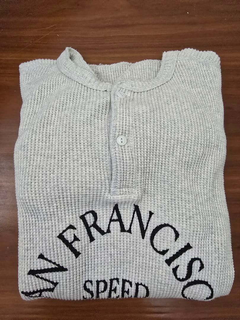 アパルトモングッドグリーフ PRINTED HENLEYNECK TOP