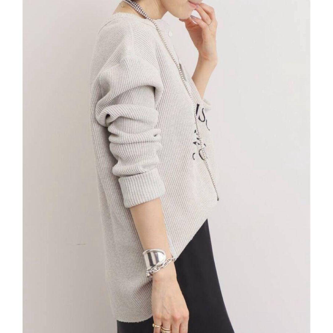 アパルトモングッドグリーフ PRINTED HENLEYNECK TOP