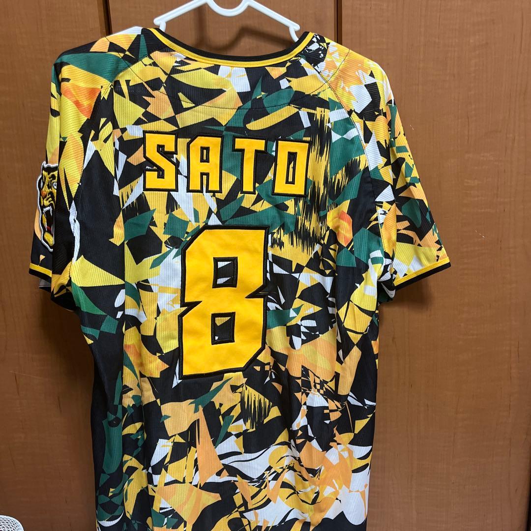 佐藤輝明 ユニフォーム