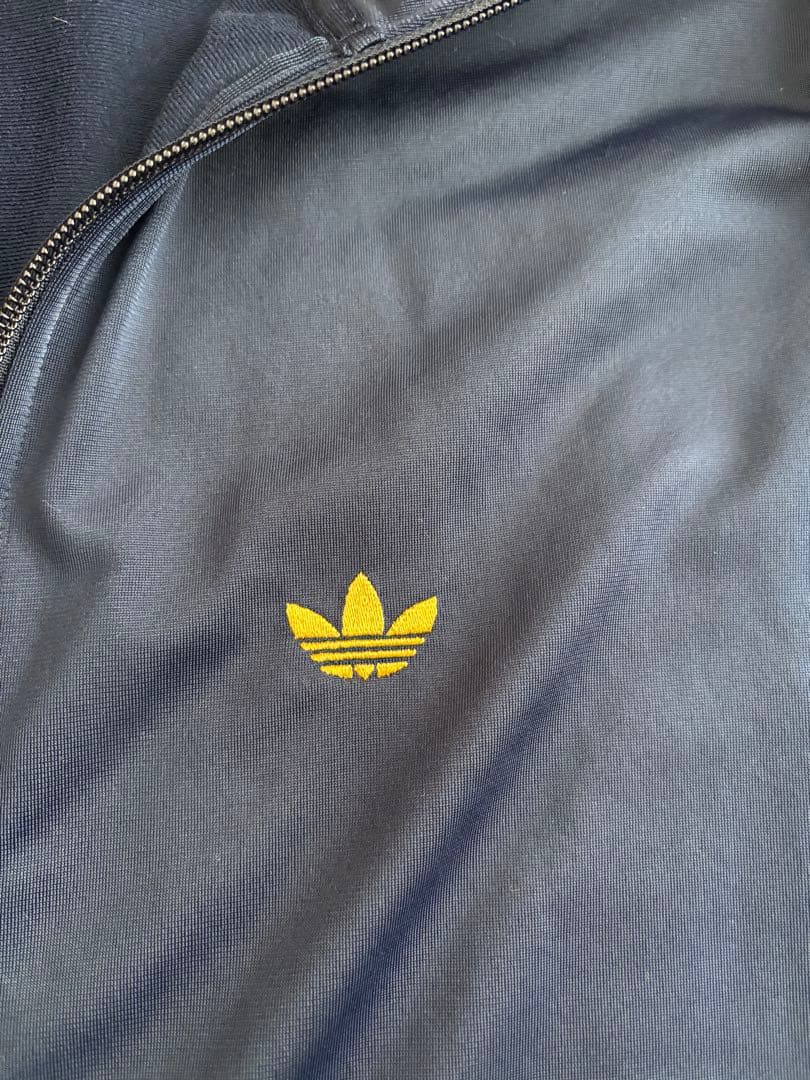 adidas トラックジャケット（ジェンダーニュートラル）