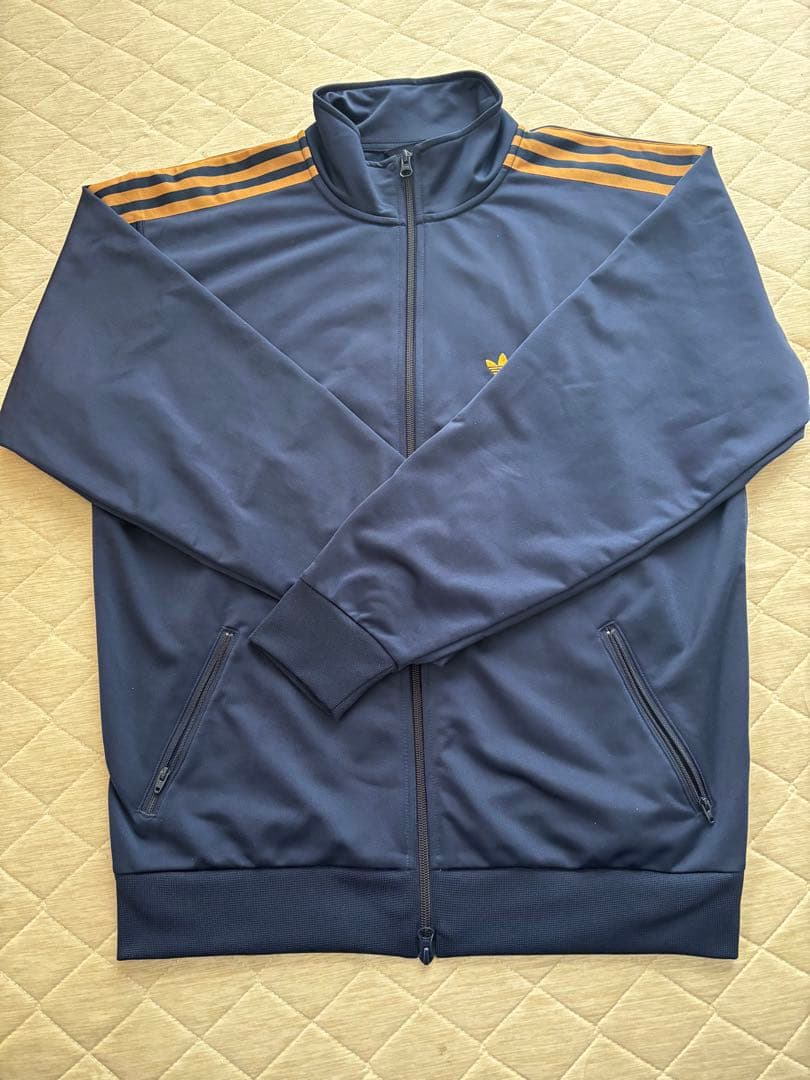 adidas トラックジャケット（ジェンダーニュートラル）