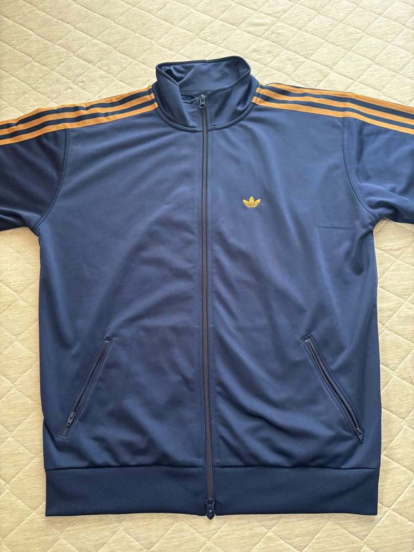 adidas トラックジャケット（ジェンダーニュートラル）