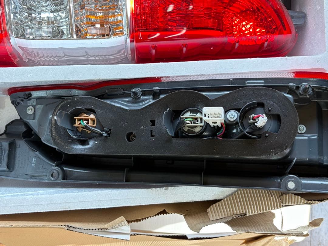 ハイエース 200系 純正テールランプ左右セット