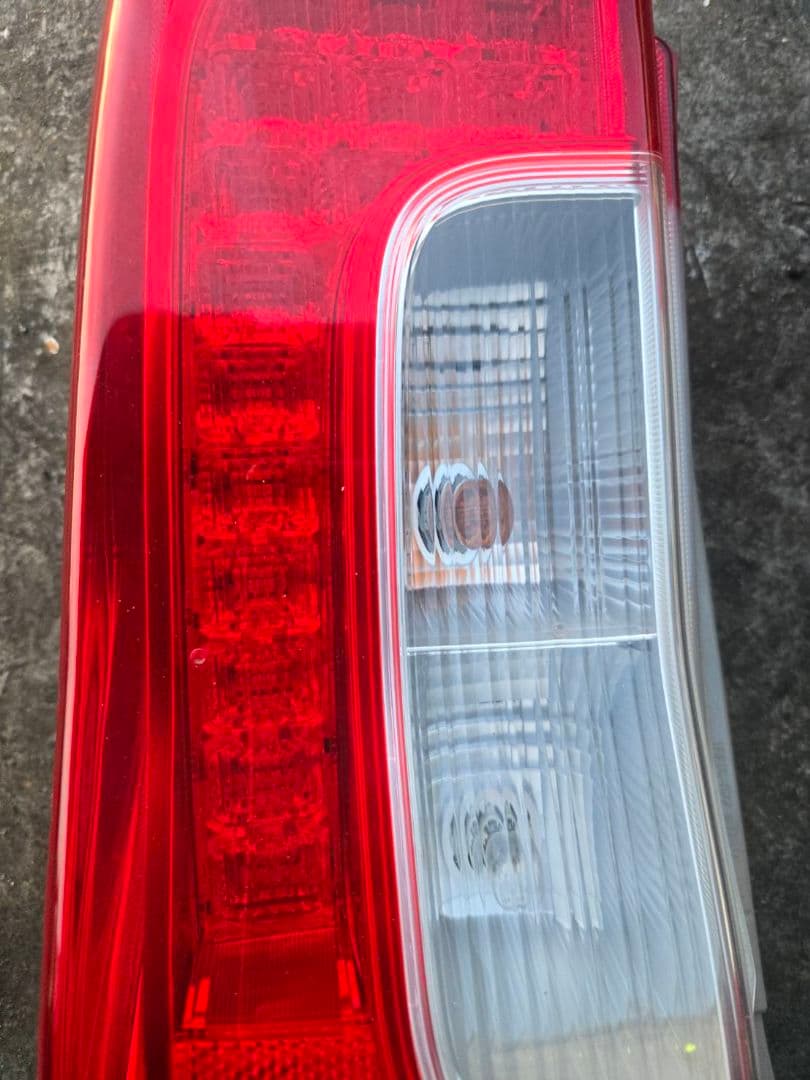 LA600S 　ダイハツ　タント　前期　テールランプ