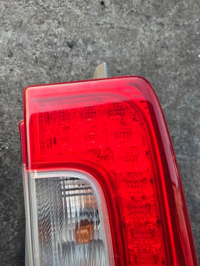 LA600S 　ダイハツ　タント　前期　テールランプ