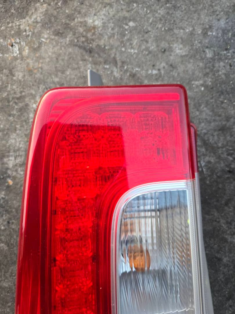 LA600S 　ダイハツ　タント　前期　テールランプ