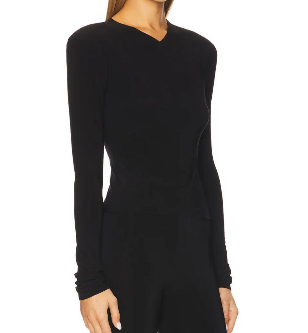 滝沢眞規子サン着用ショルダーパッドVネックトップス