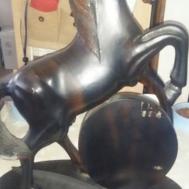 かなり前の競馬の景品の置物です。多分。