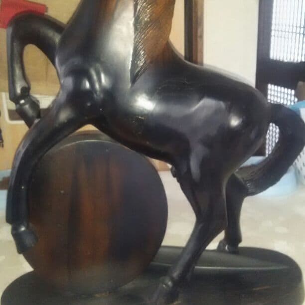 かなり前の競馬の景品の置物です。多分。