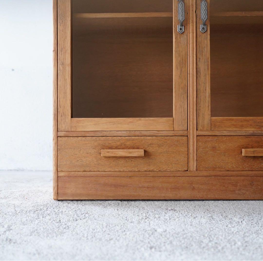 開き戸のキャビネット