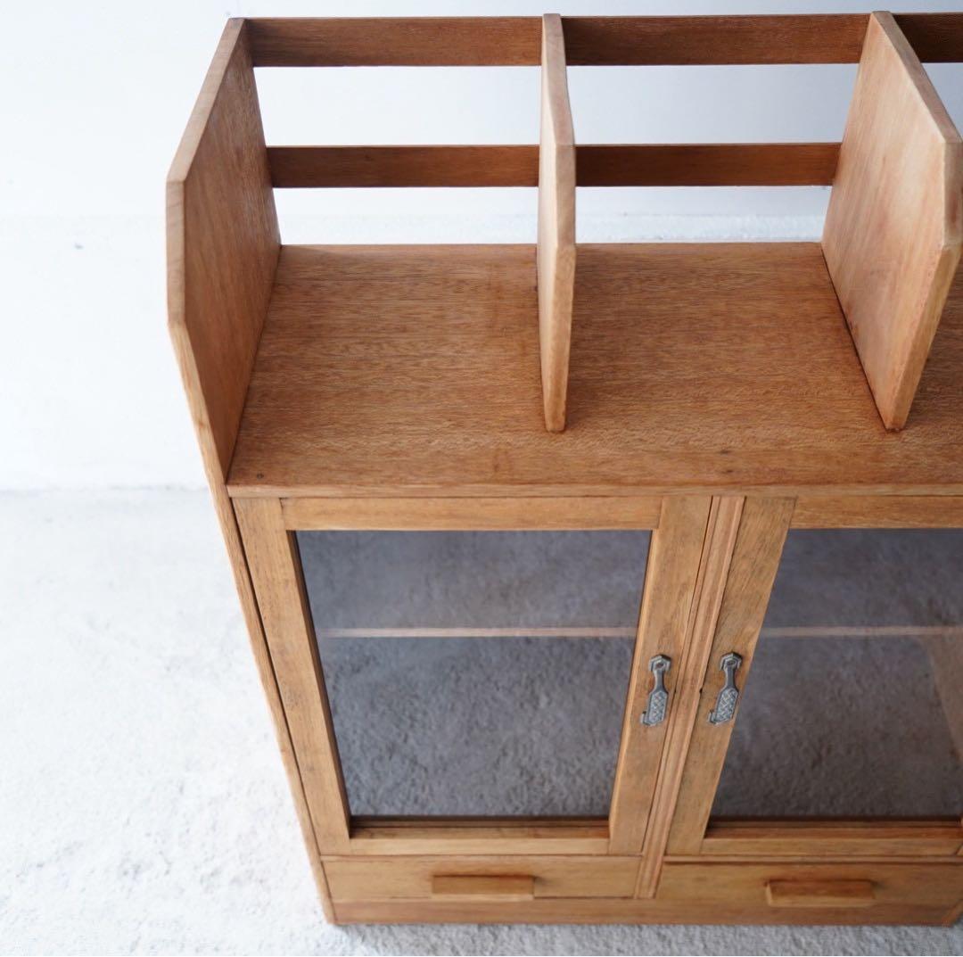 開き戸のキャビネット