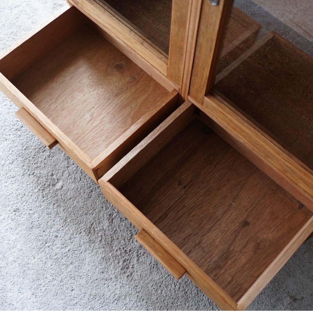 開き戸のキャビネット