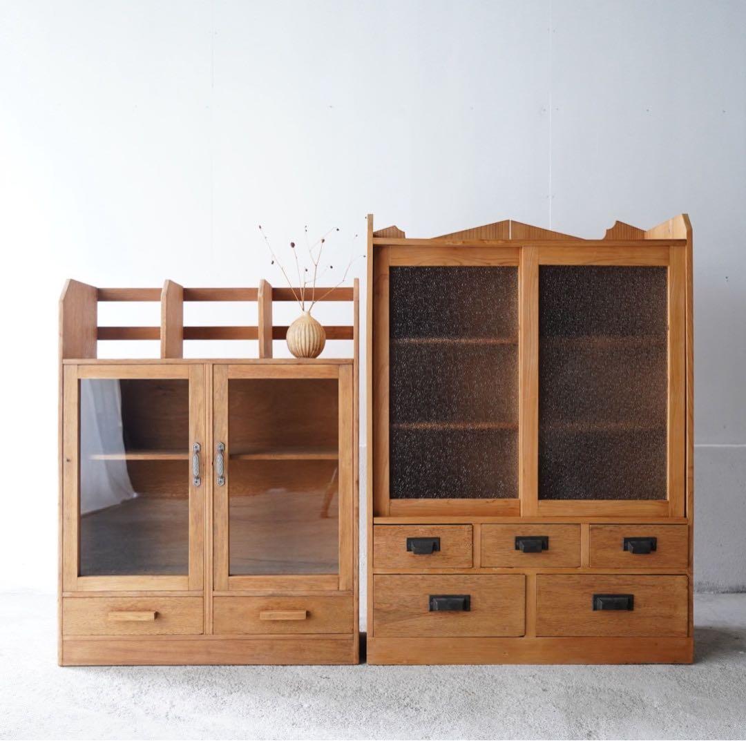 開き戸のキャビネット