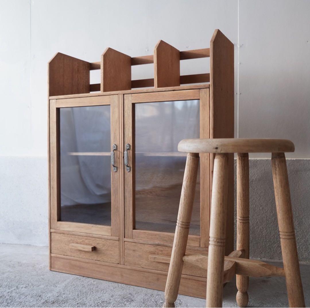 開き戸のキャビネット