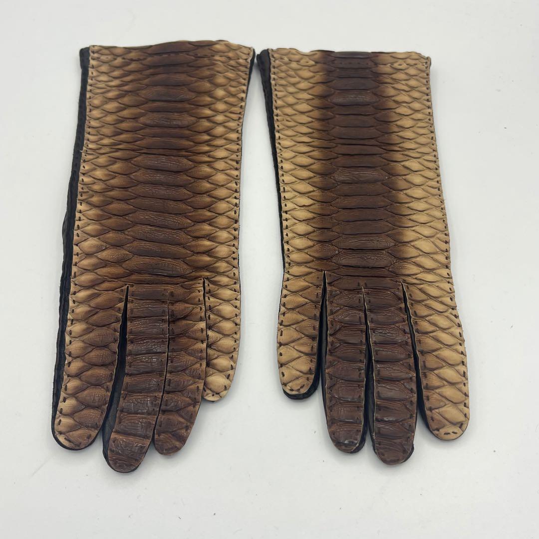 プラダ　パイソン　レザー手袋 黒とベージュのコンビネーション