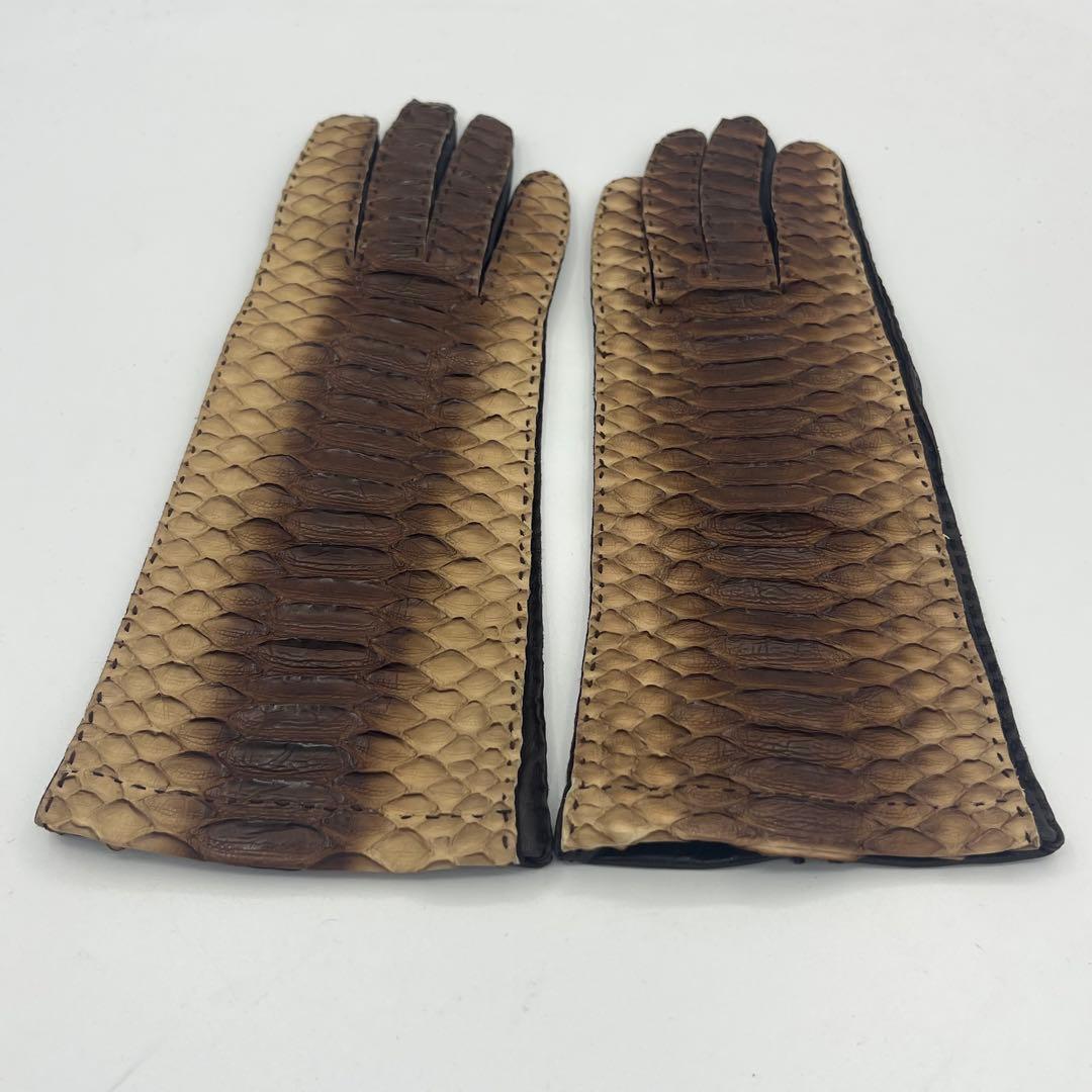 プラダ　パイソン　レザー手袋 黒とベージュのコンビネーション