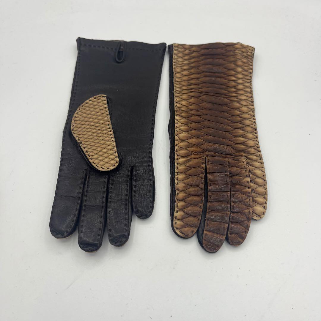 プラダ　パイソン　レザー手袋 黒とベージュのコンビネーション