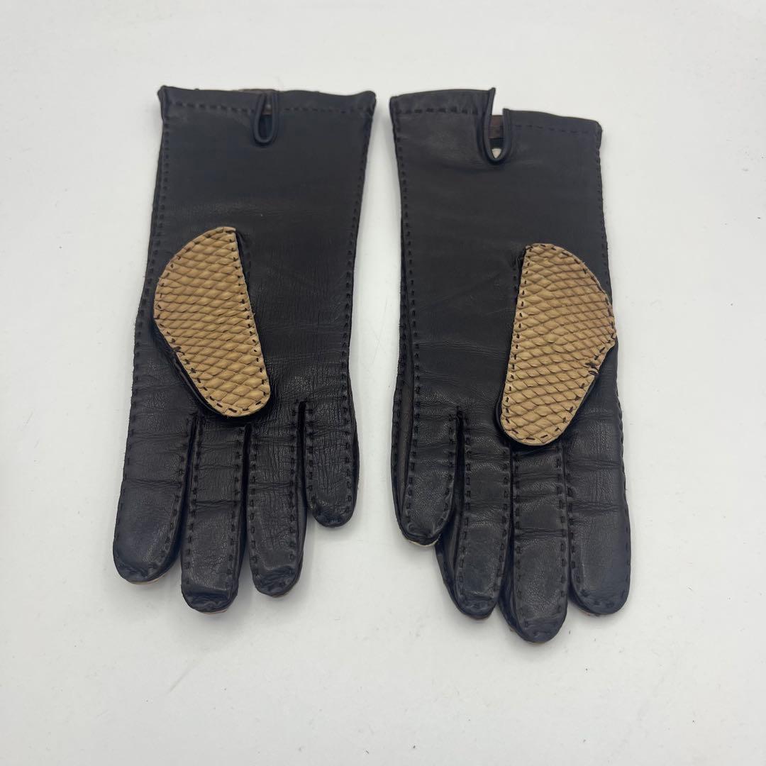 プラダ　パイソン　レザー手袋 黒とベージュのコンビネーション