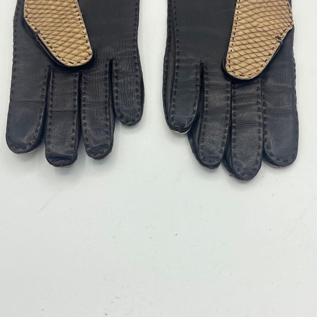 プラダ　パイソン　レザー手袋 黒とベージュのコンビネーション