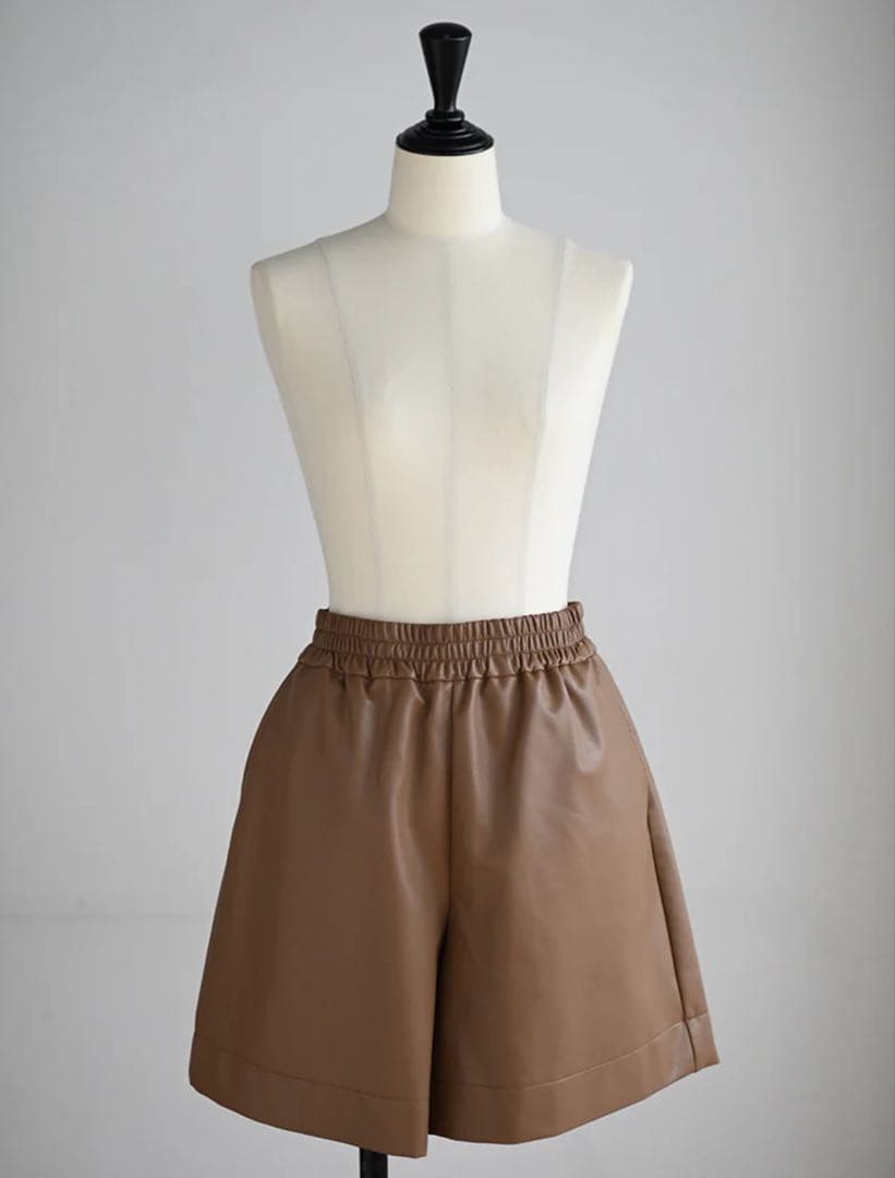 trefle+1 レザーライクショートパンツ