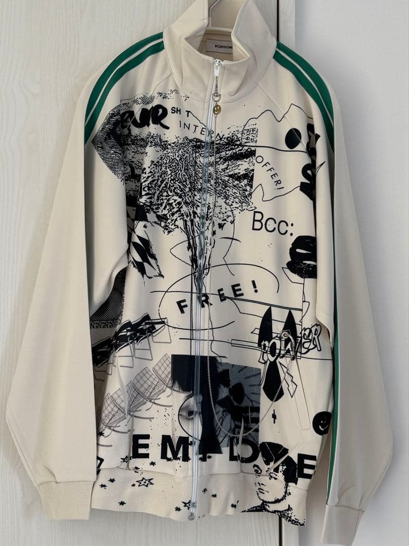 トップス BODYSONG. FLAT PRESS PRINT TJ WHITE