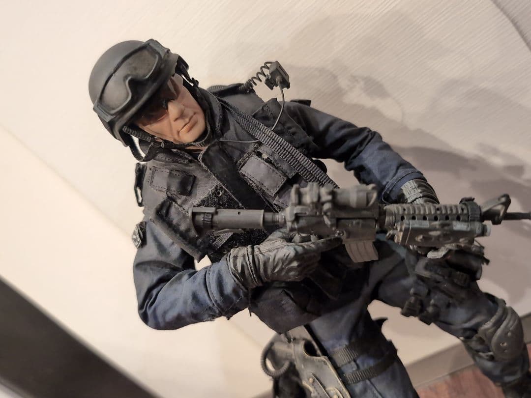 さ*ら様 ・SWAT フィギュア ・ホットトイズ ・1/6スケール