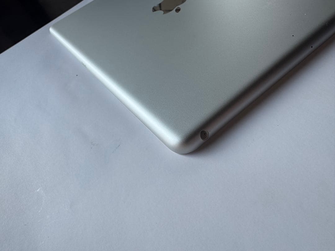 iPad シルバー 本体 画面ひび割れあり　代9世代64GB