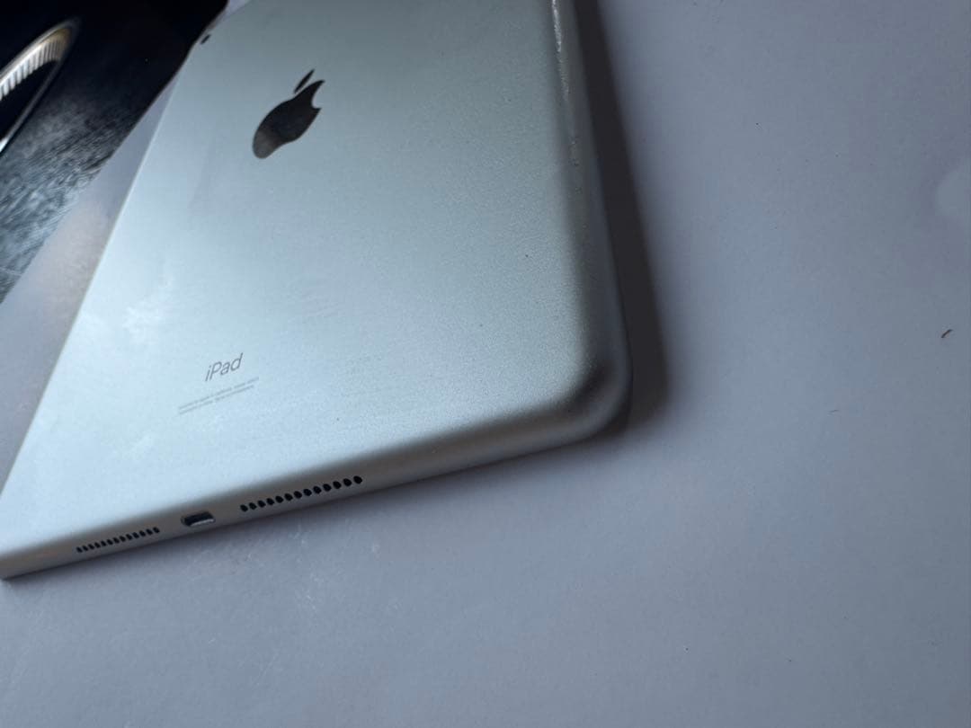 iPad シルバー 本体 画面ひび割れあり　代9世代64GB