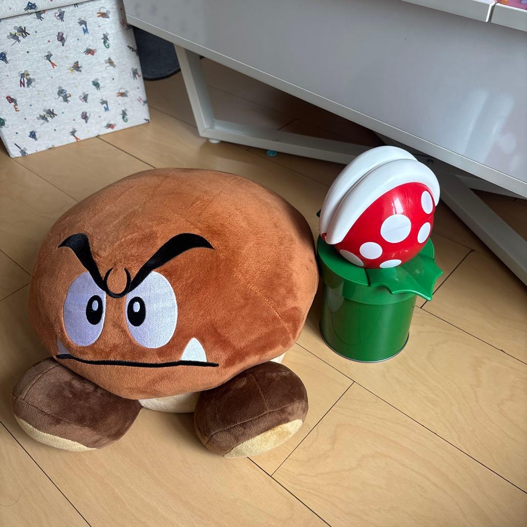 Goomba ぬいぐるみとキノコ型オブジェ