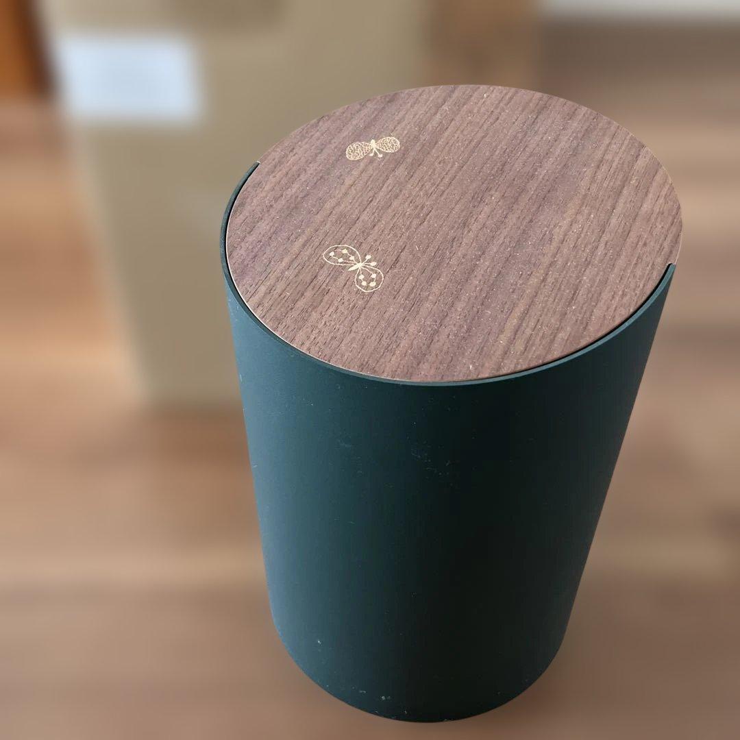 緑色の円筒形ごみ箱 木製蓋付き