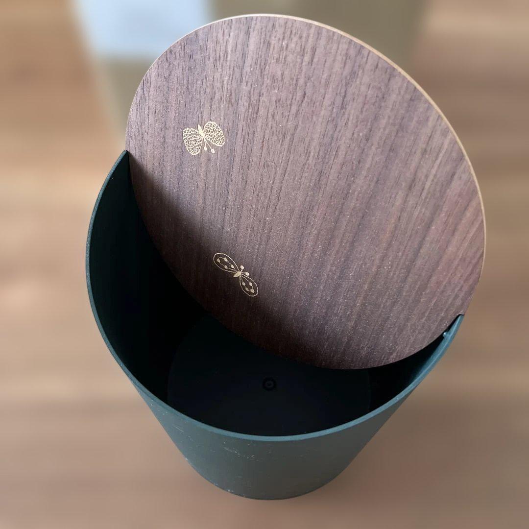 緑色の円筒形ごみ箱 木製蓋付き